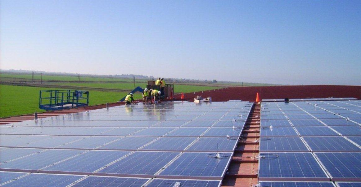 ET Solar install at a distribution center